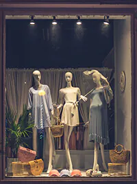 Schaufensterbeleuchtung in einem Bekleidungsgesch&auml;ft