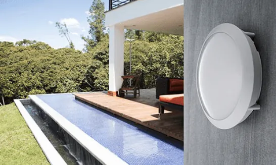 Noxion Bulkhead  an einer Wand montiert 